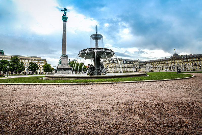 德国斯图加特的Schlossplatz, Jubilee柱和喷泉的低角度视图